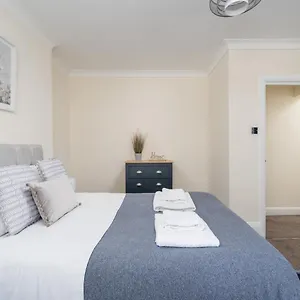 https://modern-3-bedroom-central-apartment-sleeps-6.brighton-hotels-england.com