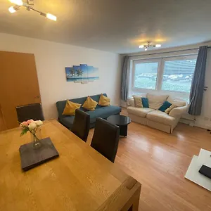 https://spacious-apartment-near-heathrow-with-parking-for-2-cars.brighton-hotels-england.com