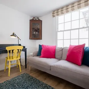 https://lovely-2-bed-cottage-in-the-heart-of-kemptown.brighton-hotels-england.com
